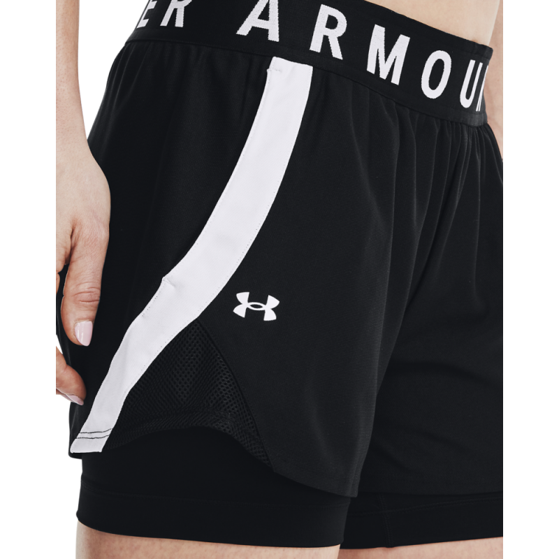 Ženske kratke hlače UA PLAY UP 2-IN-1 SHORTS 1351981-001 ponujajo vrhunsko udobje in zračnost z zunanjimi lahkimi hlačami in kompresijskimi hlačami za dodatno podporo. Hitro sušeč material učinkovito odvaja znoj.