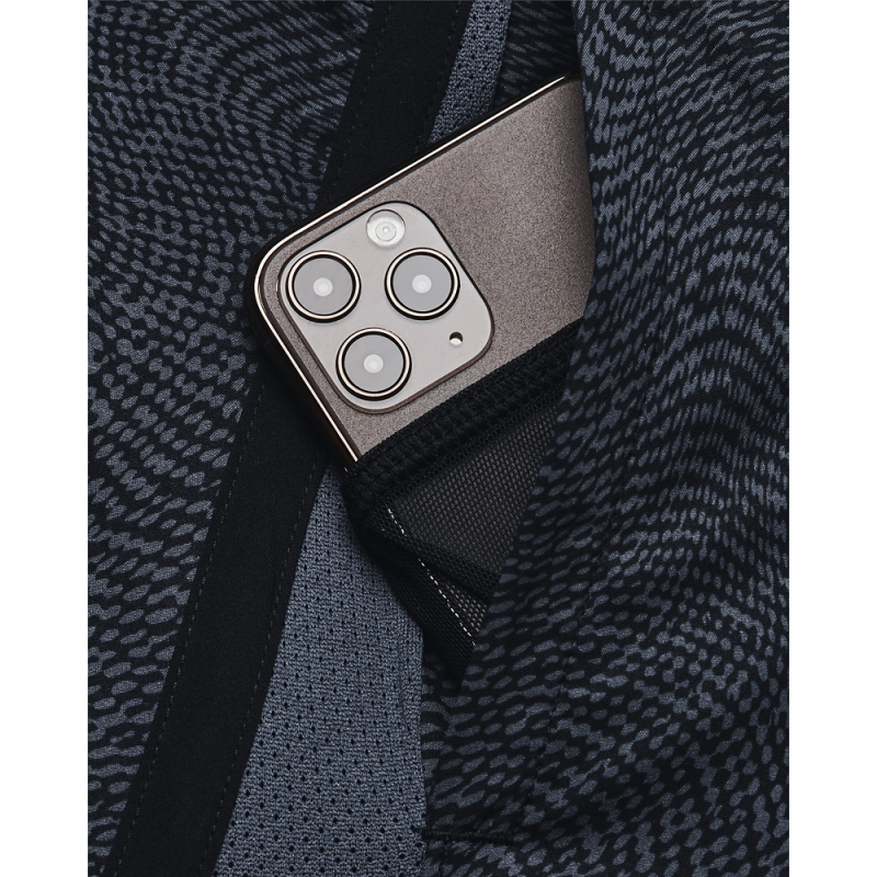 Moške kratke hlače UNDER ARMOUR Launch 7 Printed Short 1376582-044 - zasnovane za brezskrbno gibanje z lahkotno in raztegljivo tkanino. Notranja mrežasta podloga zagotavlja odvajanje vlage in zračnost, medtem ko elastičen pas nudi udobje.