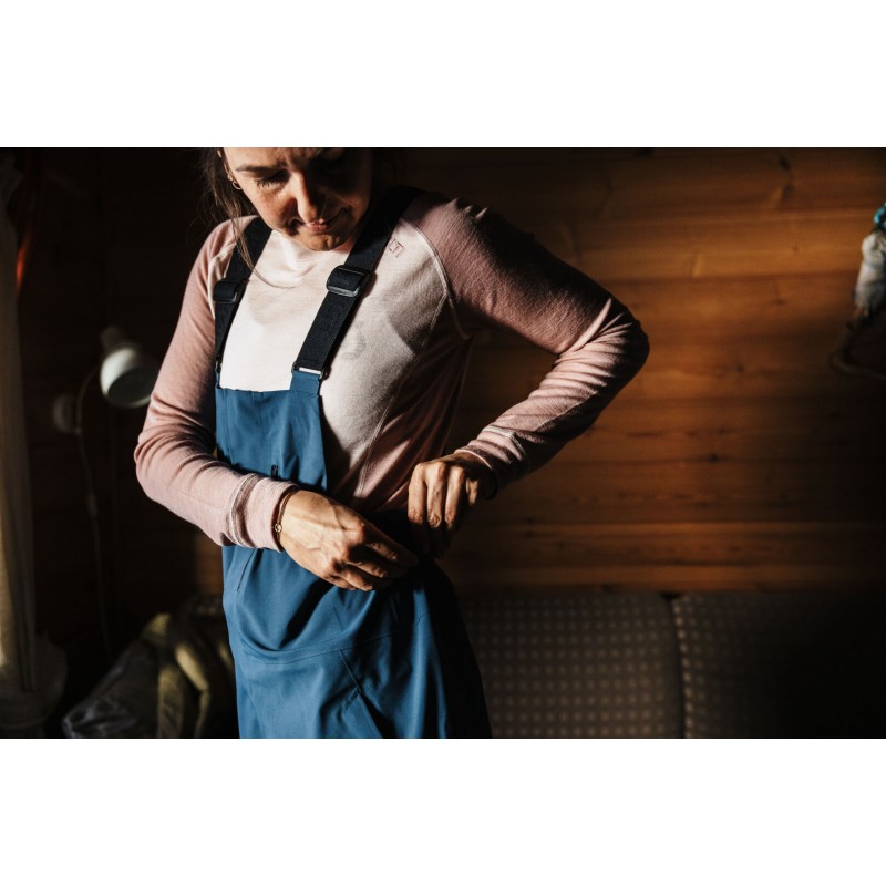 Unisex smučarske hlače Halti Rizle 3L Sargasso Sea Blue – vrhunska DrymaxX® Nano zaščita, vodoodpornost 25.000 mm in zračnost 20.000 g/m²/24h. Tehnično dovršene hlače za zahtevne smučarje.