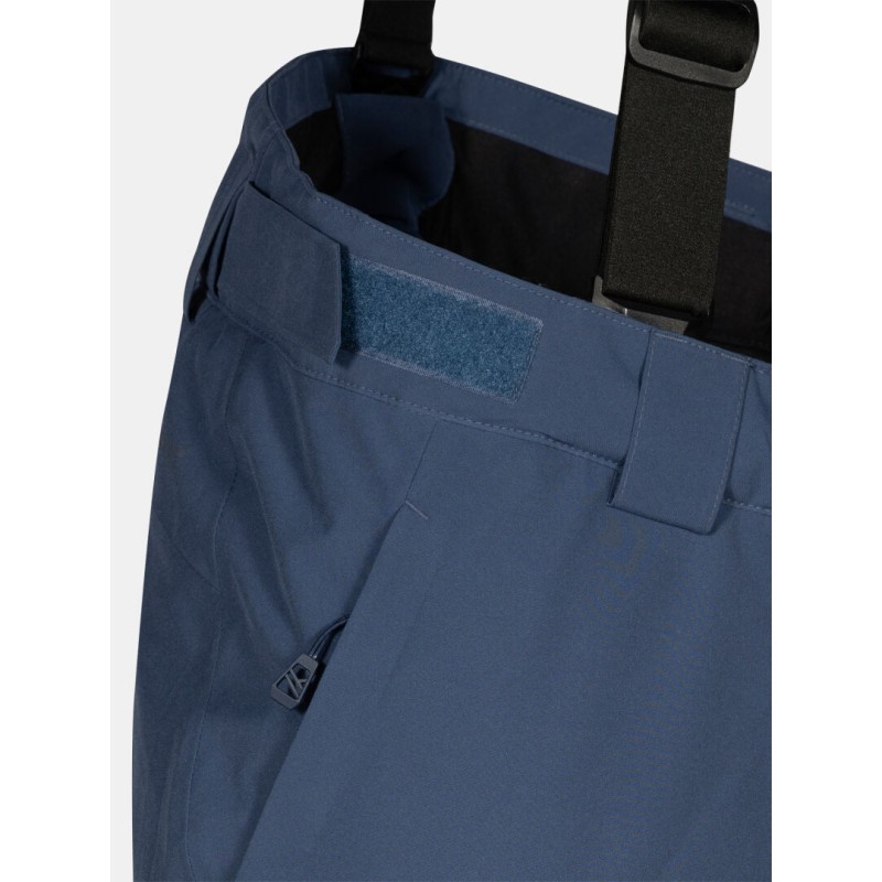 Moške smučarske hlače Halti Carvey M Sargasso Sea Blue – tehnično dovršene hlače z vodoodpornostjo 15.000 mm, Microtherm® Dynamic izolacijo in ojačanimi zaključki. Udobje, toplota in vzdržljivost za vrhunsko smučanje.