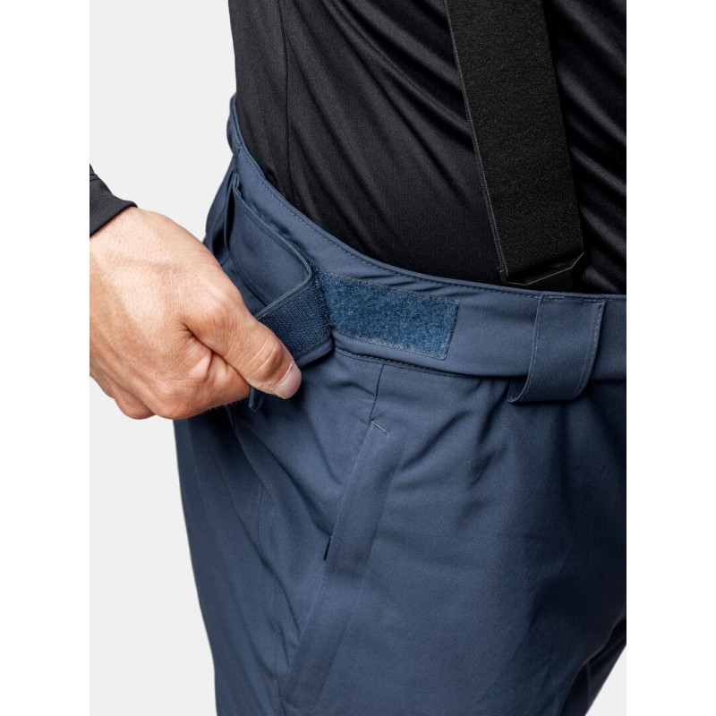 Moške smučarske hlače Halti Carvey M Sargasso Sea Blue – tehnično dovršene hlače z vodoodpornostjo 15.000 mm, Microtherm® Dynamic izolacijo in ojačanimi zaključki. Udobje, toplota in vzdržljivost za vrhunsko smučanje.