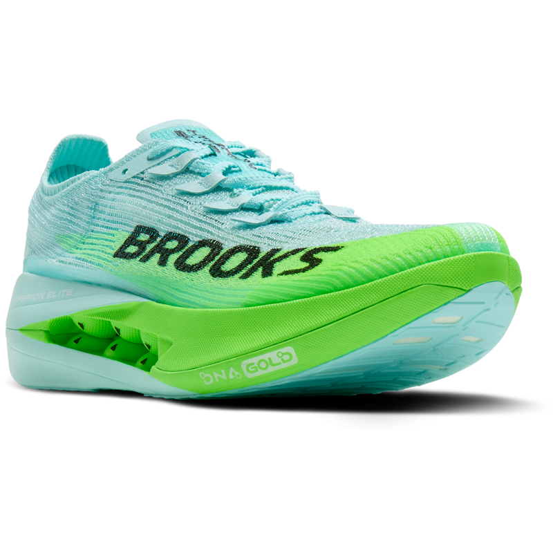 Brooks Hyperion Elite 5 z novo DNA GOLD peno in SpeedVault  karbonsko ploščo prinaša maksimalen povratek energije, eksploziven odriv in izjemno nizko težo (196 g). Idealni za maraton in osebne rekorde.