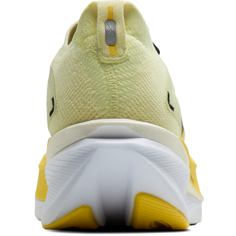 BROOKS Hyperion Max 3 so lahke in odzivne moške tekaške superge z DNA GOLD in DNA FLASH v2 blaženjem ter SpeedVault ploščo. Idealne za tempo teke, intervale in hitre treninge.