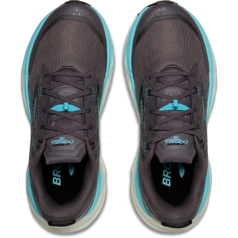 Brooks Cascadia 19 za ženske prinaša vrhunski oprijem TrailTack, mehko DNA LOFT v3 blaženje in zaščito Rock Shield za varen tek po zahtevnih terenih. Odkrij zanesljiv trail copat za brezkompromisno avanturo.