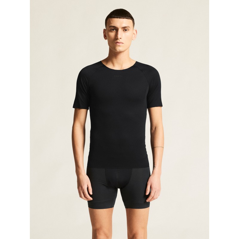 Ultra lahka moška športna majica CRAFT za tek in trening. Mrežast material, hitro sušenje in maksimalna zračnost. Na voljo v AS Sport Outlet.