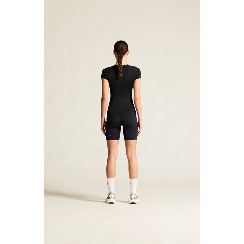 Ultra lahka ženska športna majica CRAFT za tek in trening. Mrežast material, hitro sušenje in maksimalna zračnost. Na voljo v AS Sport Outlet.