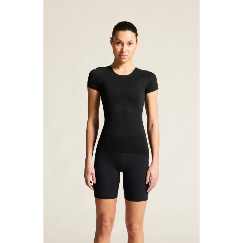 Ultra lahka ženska športna majica CRAFT za tek in trening. Mrežast material, hitro sušenje in maksimalna zračnost. Na voljo v AS Sport Outlet.