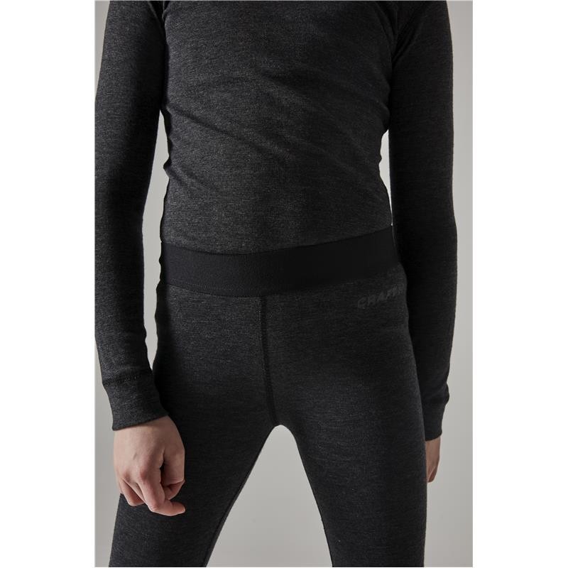 Otroško smučarsko spodnje perilo CRAFT Wool Merino iz merino volne in recikliranega poliestra nudi vrhunsko toploto, suhost in udobje v najhladnejših zimskih dneh. Idealno za smučanje in zimske športe.