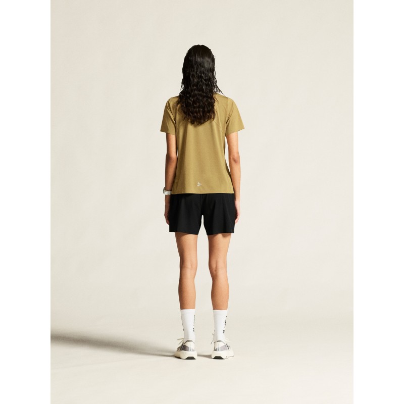 Profesionalne ženske trail kratke hlače CRAFT 2v1 za tek na dolge razdalje. Lahke, zračne in z žepi za gele. Na voljo v AS Sport Outlet.