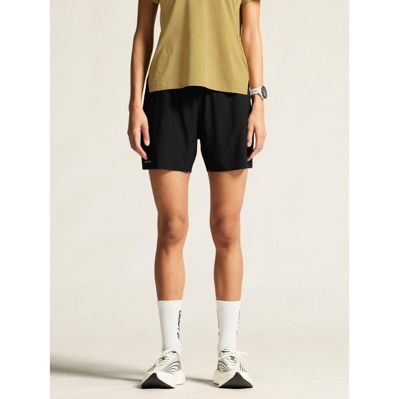 Profesionalne ženske trail kratke hlače CRAFT 2v1 za tek na dolge razdalje. Lahke, zračne in z žepi za gele. Na voljo v AS Sport Outlet.