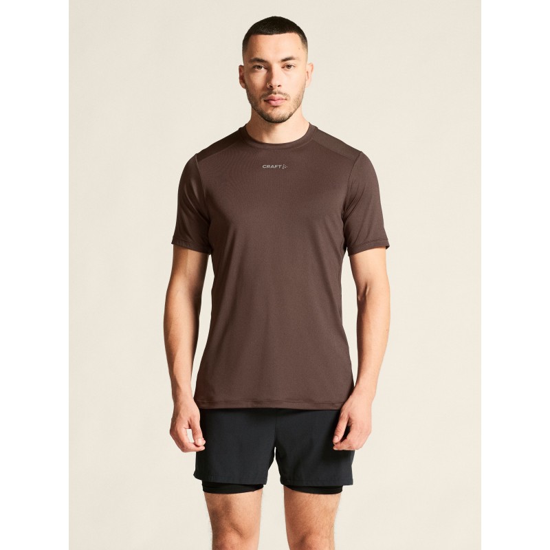 Kakovostna moška športna majica CRAFT za tek, fitness in trening. Zračna, hitro sušeča in udobna za aktivne. Na voljo v AS Sport Outlet.