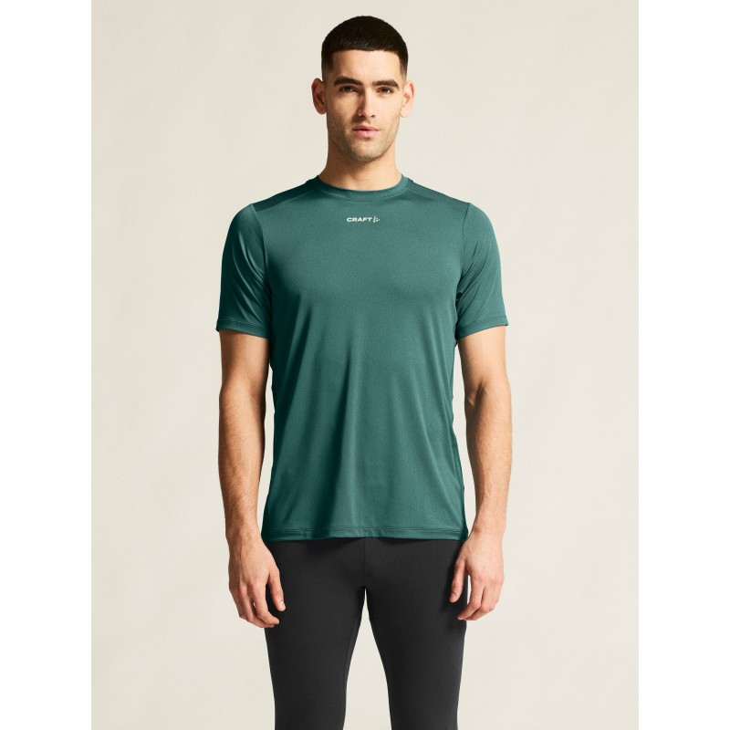 Kakovostna moška športna majica CRAFT za tek, fitness in trening. Zračna, hitro sušeča in udobna za aktivne. Na voljo v AS Sport Outlet.