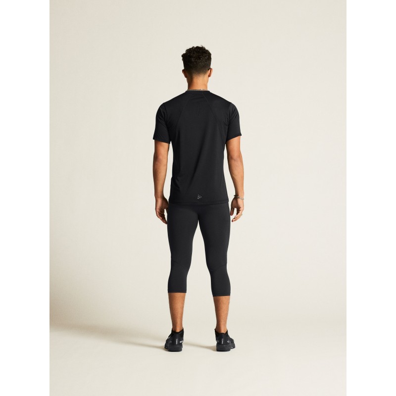 Kakovostna moška športna majica CRAFT za tek, fitness in trening. Zračna, hitro sušeča in udobna za aktivne. Na voljo v AS Sport Outlet.