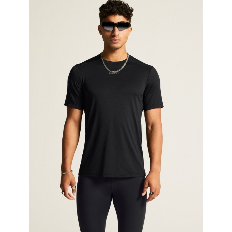 Kakovostna moška športna majica CRAFT za tek, fitness in trening. Zračna, hitro sušeča in udobna za aktivne. Na voljo v AS Sport Outlet.