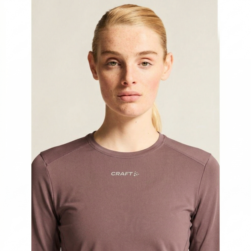 Kakovostna ženska majica za tek CRAFT z dolgimi rokavi. Odlično odvaja vlago in nudi maksimalno udobje pri športu. Kupite v AS Sport Outlet.