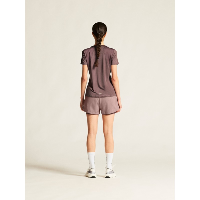 Kakovostna ženska športna majica CRAFT za tek, fitness in trening. Zračna, hitro sušeča in udobna za aktivne. Na voljo v AS Sport Outlet.