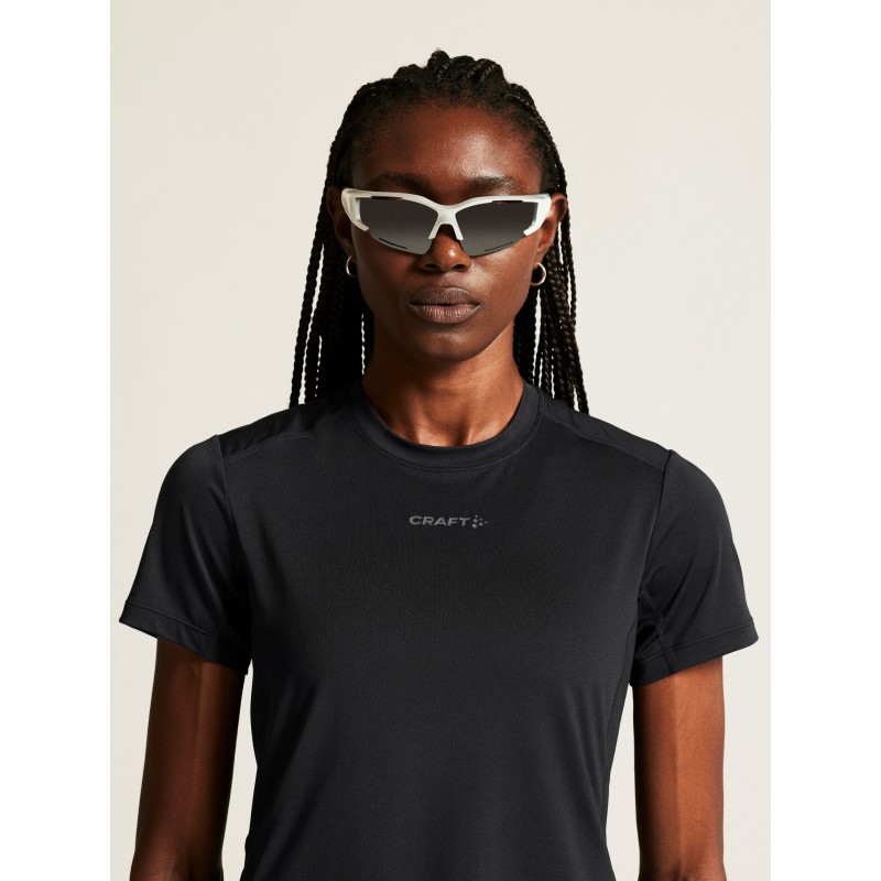 Kakovostna ženska športna majica CRAFT za tek, fitness in trening. Zračna, hitro sušeča in udobna za aktivne. Na voljo v AS Sport Outlet.
