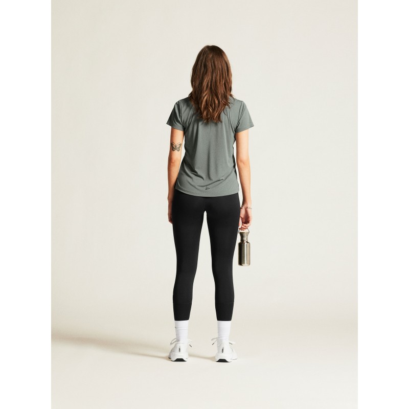 Udobna ženska športna majica CRAFT za tek, fitness in trening. Zračna, lahka in hitro sušeča. Idealna za šport. Na voljo v AS Sport Outlet.