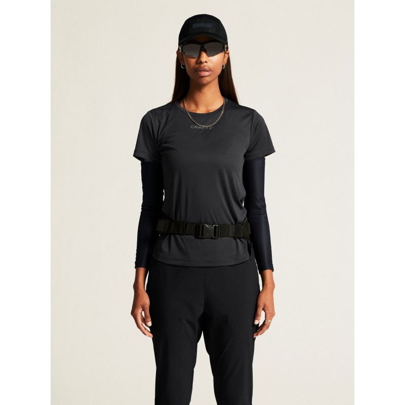 Udobna ženska športna majica CRAFT za tek, fitness in trening. Zračna, lahka in hitro sušeča. Idealna za šport. Na voljo v AS Sport Outlet.