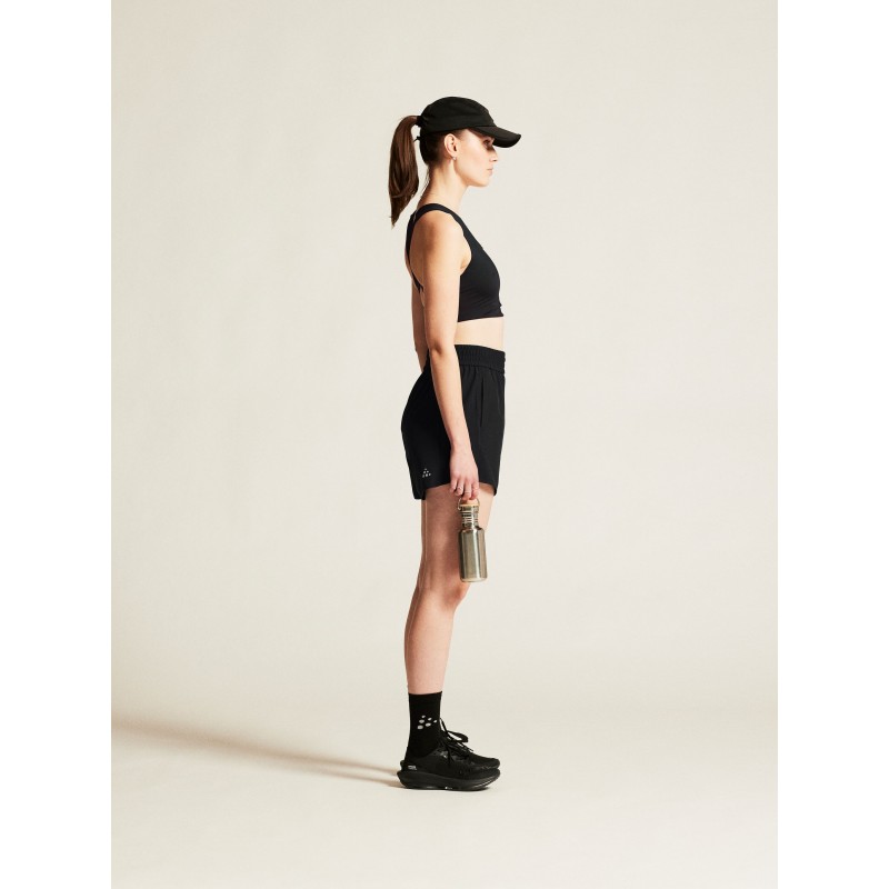 Lahke ženske kratke hlače CRAFT za fitness, trening in prosti čas. Raztegljiv material in udoben kroj za maksimalno udobje. Na voljo v AS Sport Outlet.