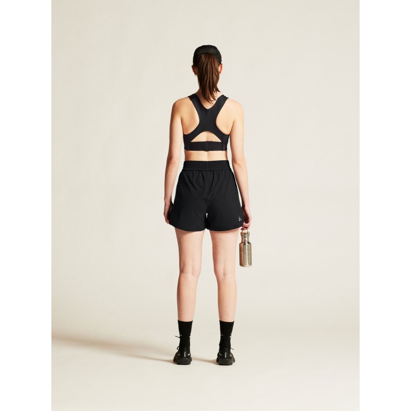 Lahke ženske kratke hlače CRAFT za fitness, trening in prosti čas. Raztegljiv material in udoben kroj za maksimalno udobje. Na voljo v AS Sport Outlet.