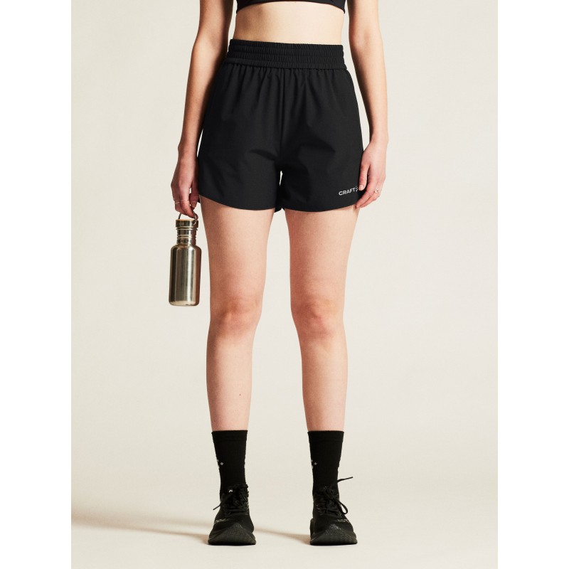 Lahke ženske kratke hlače CRAFT za fitness, trening in prosti čas. Raztegljiv material in udoben kroj za maksimalno udobje. Na voljo v AS Sport Outlet.
