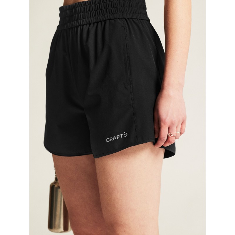 Lahke ženske kratke hlače CRAFT za fitness, trening in prosti čas. Raztegljiv material in udoben kroj za maksimalno udobje. Na voljo v AS Sport Outlet.