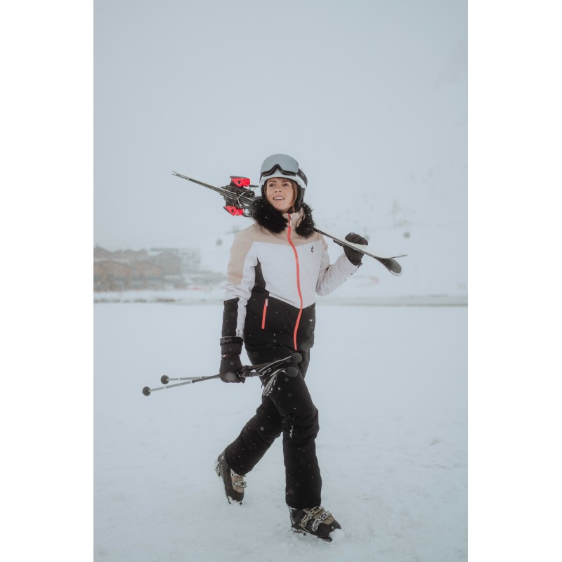 The women's ski jacket AULP SANDI combines an elegant look, top thermal insulation, and 15K/15K protection against snow and wind. Ideal for demanding skiers.