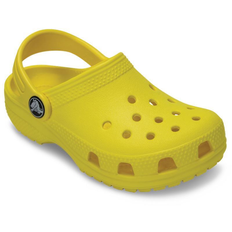 Lahki in udobni Crocs Classic Kids Clog – otroški natikači z ikoničnim Crocs dizajnom, ki zagotavljajo brezskrbno igro in celodnevno udobje. Croslite™ material omogoča mehko blaženje, izjemno lahkotnost in enostavno čiščenje, zato so idealni za vrtec, igro na prostem ali ob vodi