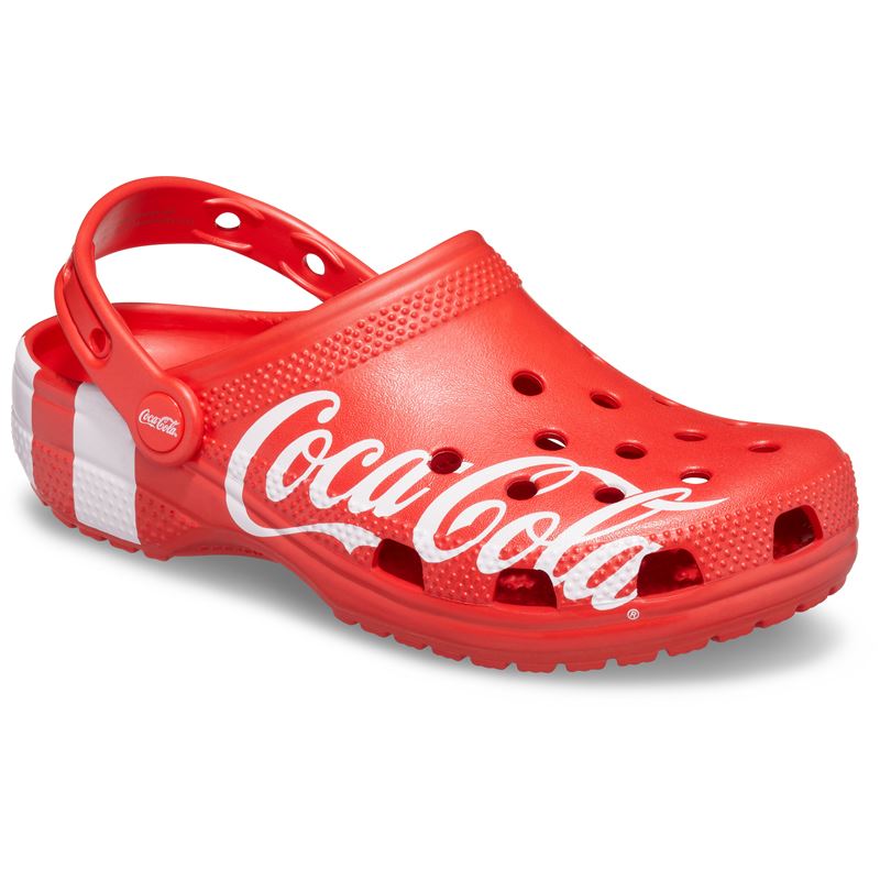 Crocs Classic Coca-Cola X II Clog 207120 so posebna kolaboracijska izdaja, ki združuje ikoničen Crocs Classic dizajn z prepoznavnimi Coca-Cola grafičnimi detajli. Izdelani iz lahkega Croslite™ materiala zagotavljajo udobje, mehko blaženje in vodoodpornost, zato so primerni za vsakodnevno nošenje in poletne aktivnosti.