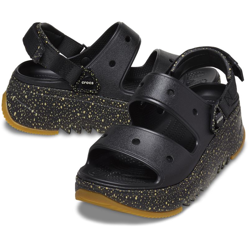 Robustni in trendi Crocs Hiker Xscape Festival Sandal – izrazito udobni platform sandali s športnim “hiker” pridihom, ki združujejo stabilnost, lahkotnost in moderen festivalski stil. Popolni za aktivne poletne dni, potovanja in sproščene mestne sprehode, kjer želiš udobje in opazen videz.
