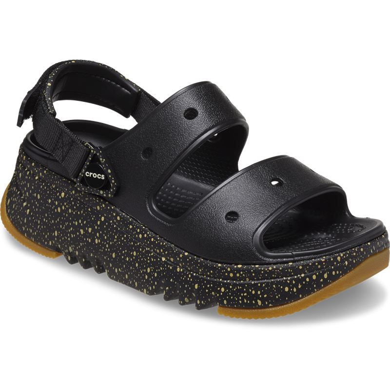 Robustni in trendi Crocs Hiker Xscape Festival Sandal – izrazito udobni platform sandali s športnim “hiker” pridihom, ki združujejo stabilnost, lahkotnost in moderen festivalski stil. Popolni za aktivne poletne dni, potovanja in sproščene mestne sprehode, kjer želiš udobje in opazen videz.
