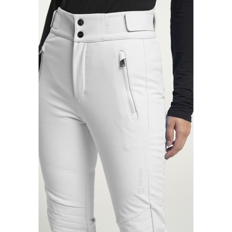 Ženske smučarske hlače TENSON Grace Softshell nudijo elegantno slim-fit silhueto, vodoodporen in vetroodporen softshell material, artikulirane kolene in notranji snežni pas za popolno udobje in zaščito.