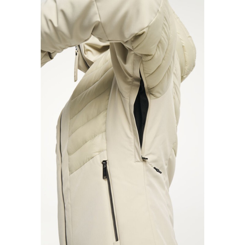 Ženska smučarska jakna TENSON Kelly združuje eleganten dizajn, vrhunsko funkcionalnost in brezčasen slog. Izdelana je iz materialov z vodnim stolpcem 10.000 mm in zračnostjo 10.000 g/m²/24h, kar zagotavlja popolno zaščito pred snegom, vetrom in vlago