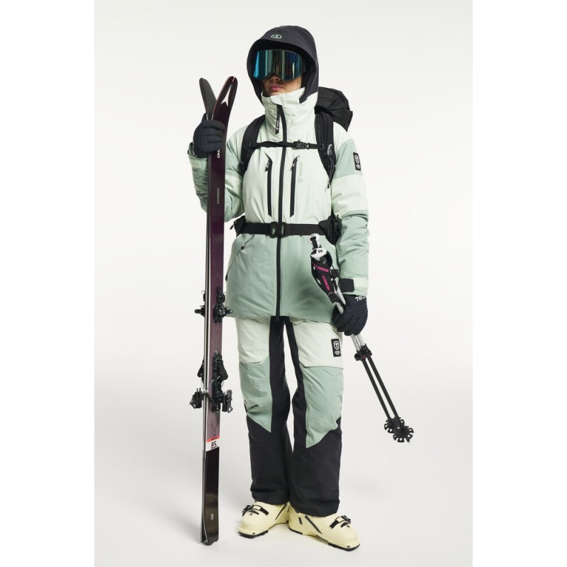 Smučarska jakna TENSON Aero XX je zasnovana za prave ljubiteljice smučanja, kjer se vremenske razmere lahko hitro spreminjajo – od mrzlih, vetrovnih juter do sončnih popoldnevov na snegu. Izjemno vsestranska, prilagodljiva, lahka in trpežna jakna .