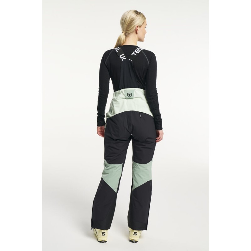 Ženske smučarske hlače TENSON Aero XX so del vrhunske Freeride kolekcije, zasnovane za popolno udobje, zaščito in svobodo gibanja v vseh razmerah — od mrzlih, vetrovnih juter do sončnih popoldnevov na snegu.