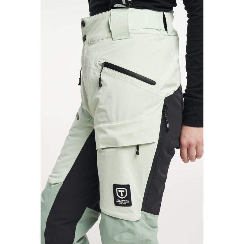 Ženske smučarske hlače TENSON Aero XX so del vrhunske Freeride kolekcije, zasnovane za popolno udobje, zaščito in svobodo gibanja v vseh razmerah — od mrzlih, vetrovnih juter do sončnih popoldnevov na snegu.