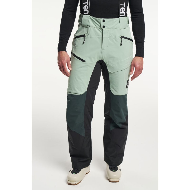 The TENSON Aero XX men's ski pants are part of the premium Freeride collection, designed for extreme skiing conditions – from cold, windy mornings to sunny afternoons on the slopes. The pants are versatile, adaptable, lightweight, and durable.