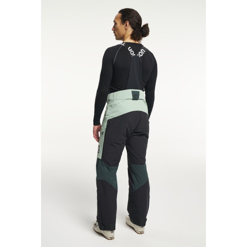 The TENSON Aero XX men's ski pants are part of the premium Freeride collection, designed for extreme skiing conditions – from cold, windy mornings to sunny afternoons on the slopes. The pants are versatile, adaptable, lightweight, and durable.