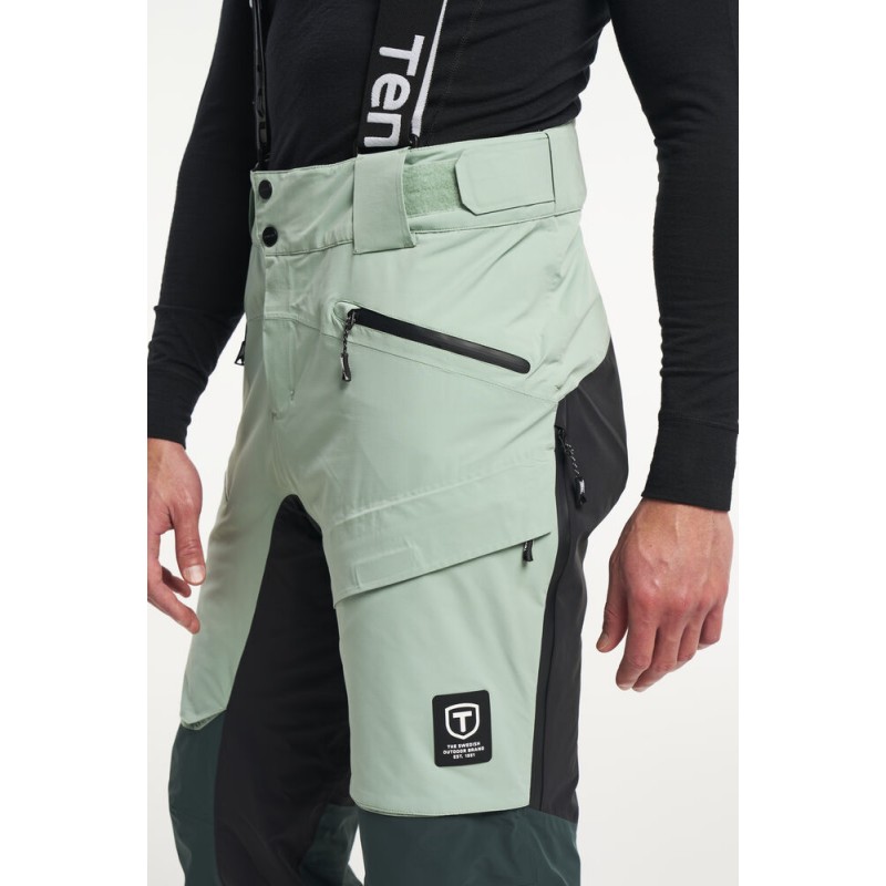 The TENSON Aero XX men's ski pants are part of the premium Freeride collection, designed for extreme skiing conditions – from cold, windy mornings to sunny afternoons on the slopes. The pants are versatile, adaptable, lightweight, and durable.