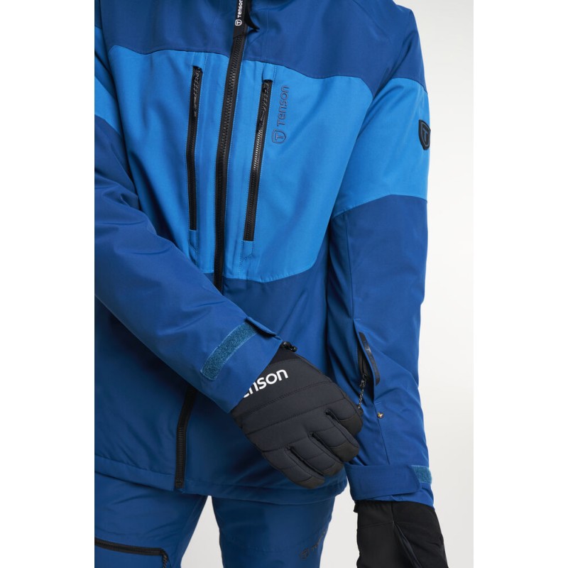 Odkrij moško smučarsko jakno TENSON Kiroro – tehnično dovršena jakna z MPC Extreme™ membrano, vodnim stolpcem 10.000 mm in Air-Push izolacijo za popolno toploto, zračnost in zaščito na snegu.