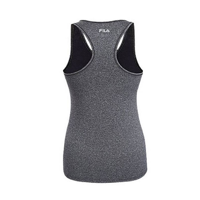 Ženska športna majica FILA z modrcem je zasnovana za maksimalno udobje med igro tenisa in drugimi športnimi aktivnostmi. Brezrokavna zasnova omogoča neovirano gibanje rok med igro. Izdelana je iz visokokakovostnega materiala, 100% poliestra