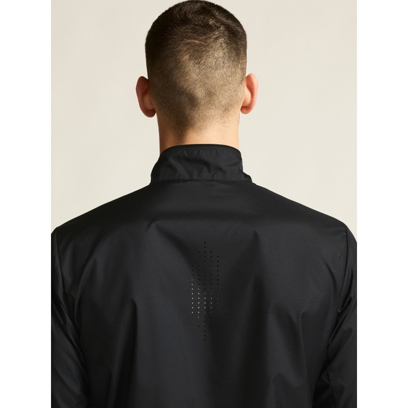 Kakovostna moška tekaška jakna CRAFT – zaščita pred vetrom, odlična zračnost in udobje pri športu. Popolna za tek. Kupite v AS Sport Outlet.