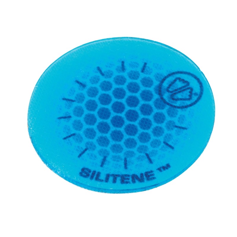 Ščitniki Silitene, zasnovani za zagotavljanje optimalne prilegajanje okoli gležnja. Ti zaščitniki učinkovito lajšajo bolečine, ki jih povzročata pritisk smučarskih čevljev na notranjo in zunanjo stran gležnja, s čimer izboljšujejo udobje med športom.