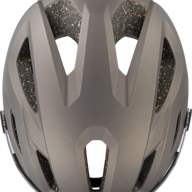 The pillar of our eco-designed extensive offering for urban transport, EKO REACT VISOR, now includes a transparent visor for optimal visibility and protection. The same features that make our helmet lightweight, comfortable, and safe also make it environmentally friendly.