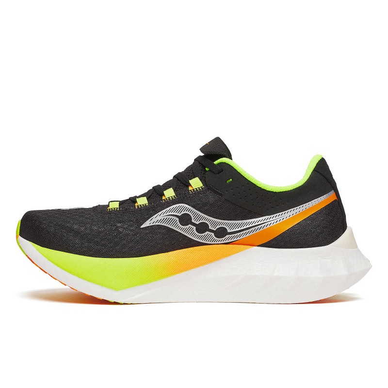 Saucony Endorphin Pro 4 je nova različica superge, zasnovana za dan dirke, hitra in odzivna, mehka in trpežna. Želeni rezultat je bil dosežen s kombiniranjem penastih formulacij PWRRUN PB in PWRRUN HG v vmesnem podplatu.