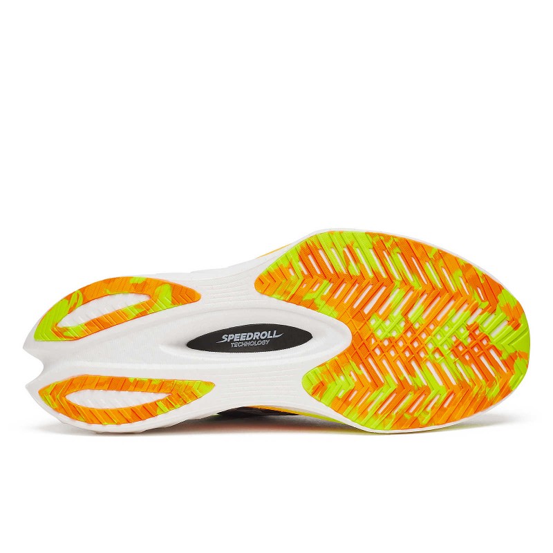 Saucony Endorphin Pro 4 je nova različica superge, zasnovana za dan dirke, hitra in odzivna, mehka in trpežna. Želeni rezultat je bil dosežen s kombiniranjem penastih formulacij PWRRUN PB in PWRRUN HG v vmesnem podplatu.