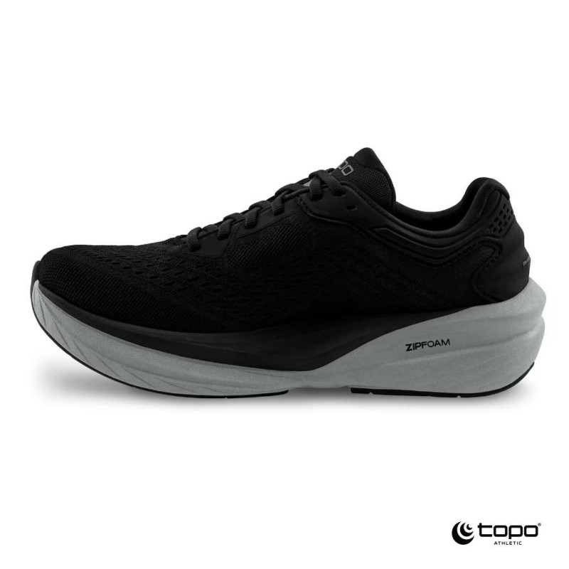 Vodoodporni moški copati Topo Phantom 4 WP z eVent membrano, udobnim ZipFoam blaženjem in širokim prstnim delom. Popolni za tek v vseh pogojih.