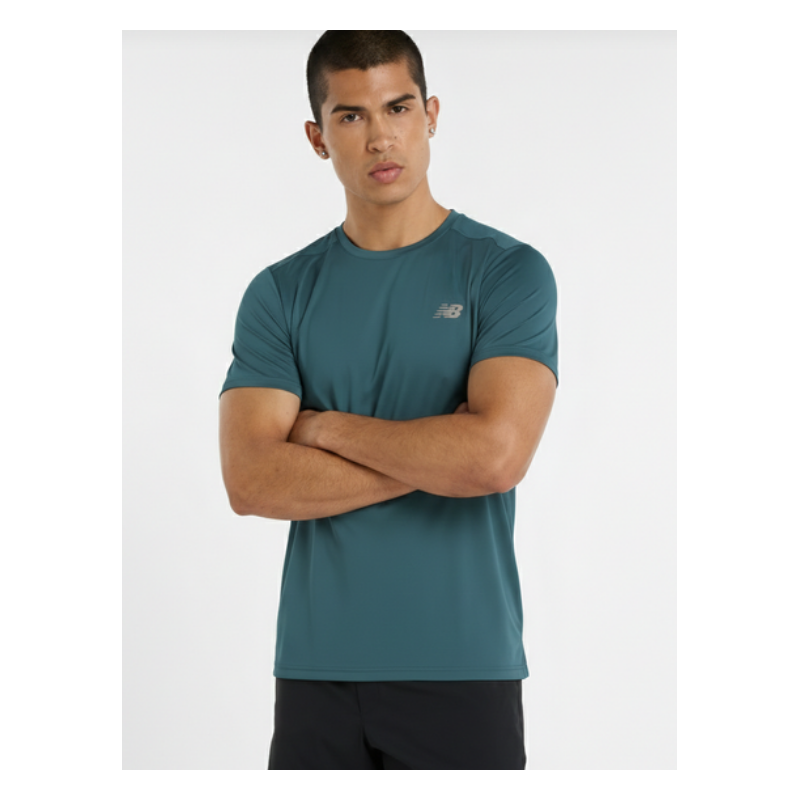 Lahka moška športna majica New Balance za tek, fitness in trening. Hitro sušeča NB DRY tehnologija in vrhunsko udobje. Na voljo v AS Sport Outlet.