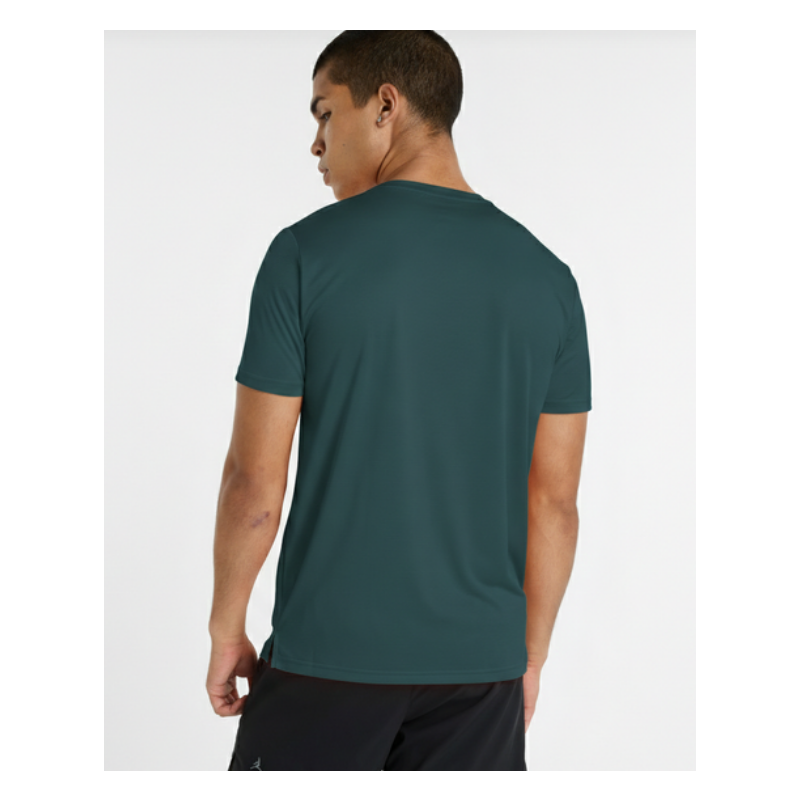 Lahka moška športna majica New Balance za tek, fitness in trening. Hitro sušeča NB DRY tehnologija in vrhunsko udobje. Na voljo v AS Sport Outlet.